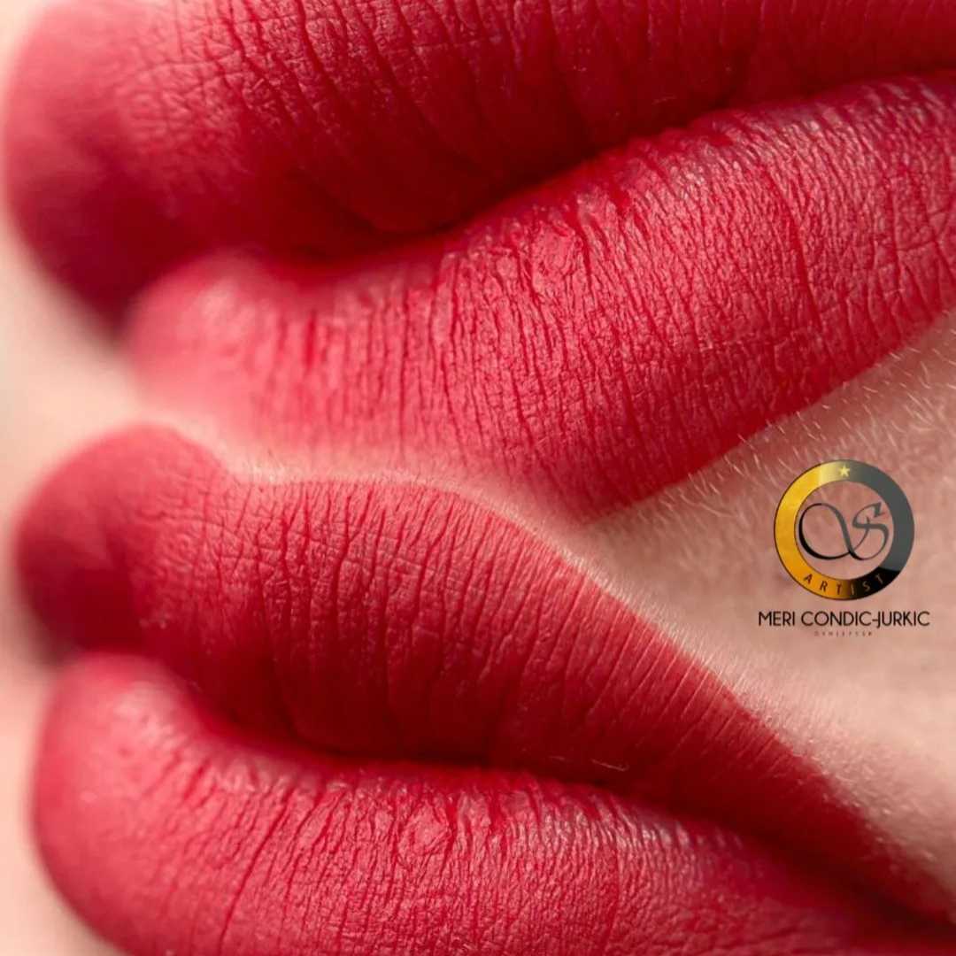 Eine Nahaufnahme der Lippen einer Frau mit rotem Lippenstift.