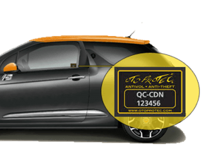 Voiture noire avec un autocollant antivol sur lequel est écrit « QC-CDN 123456 » dans un cercle jaune.