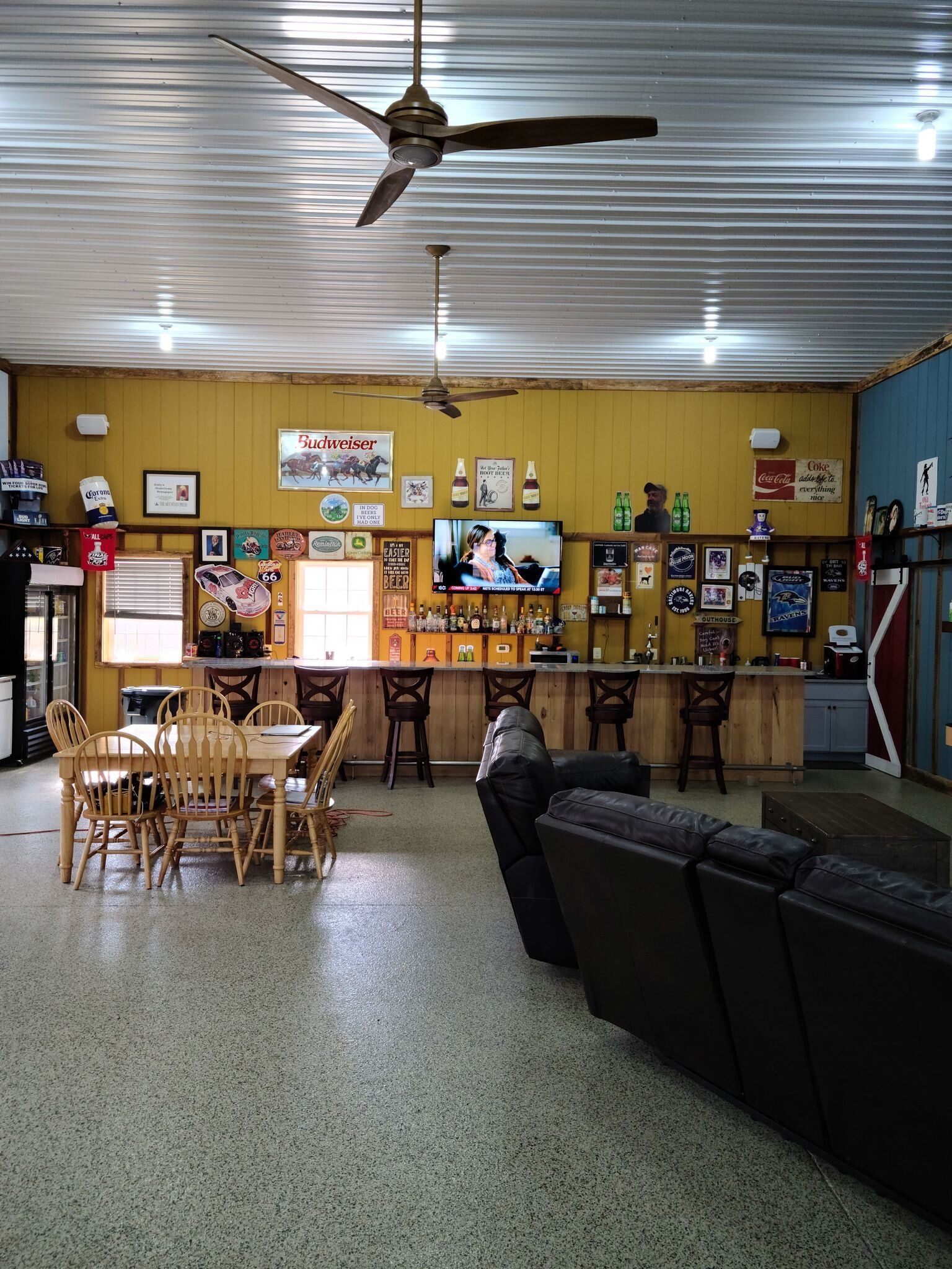 A living room filled with furniture and a ceiling fan.