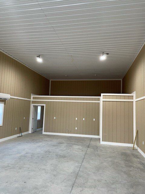 A large empty room with brown walls and a white ceiling