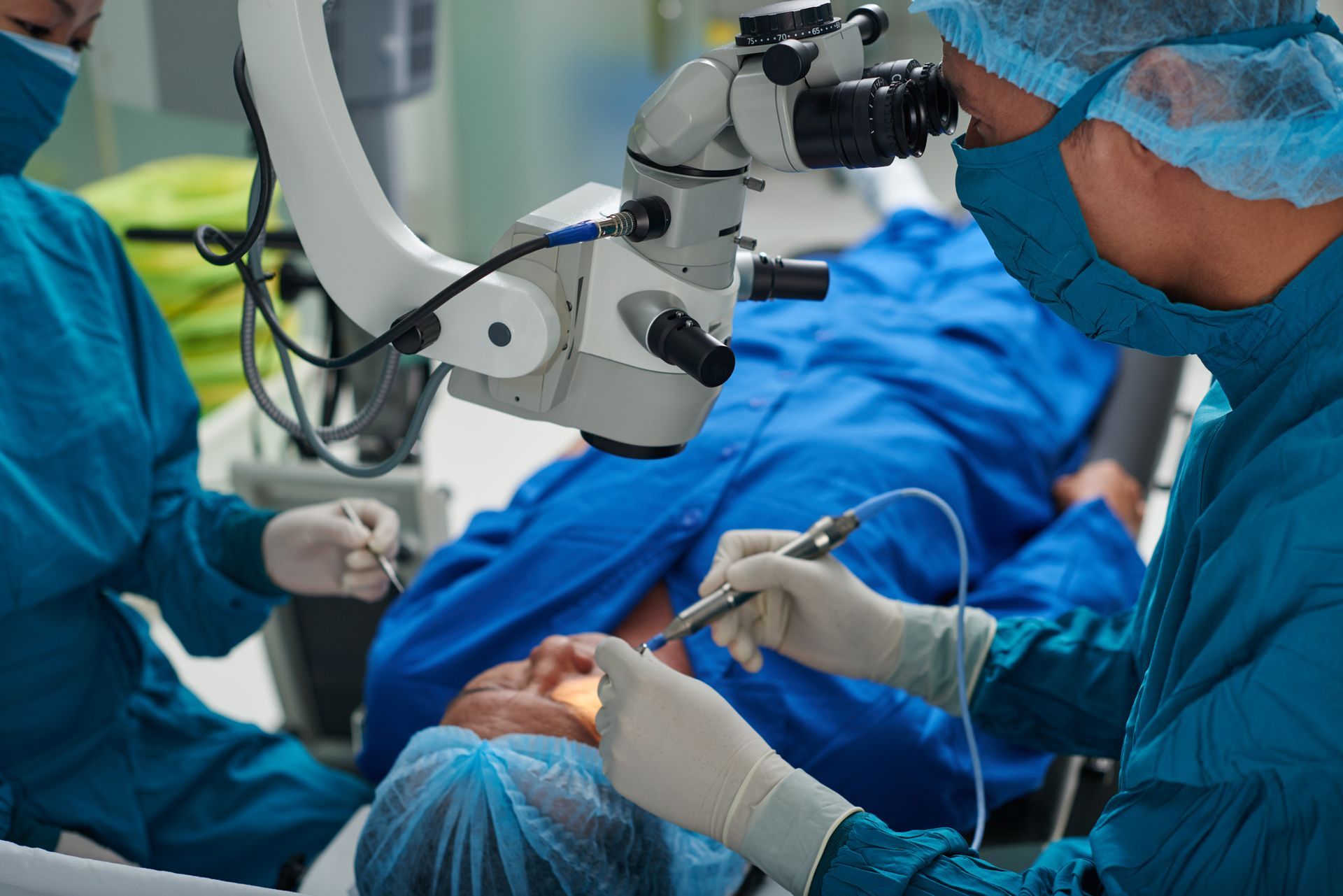 Surgeon performing a cataract procedure on a patient at Houchin Kenneth MD in Las Vegas, NV, ensurin