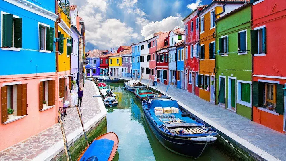 Private boat tour to Murano and Burano with licensed guide Ale Fragalla
