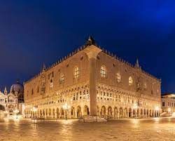 Expert licensed guide leading the best Doge's Palace private tour in Venice.