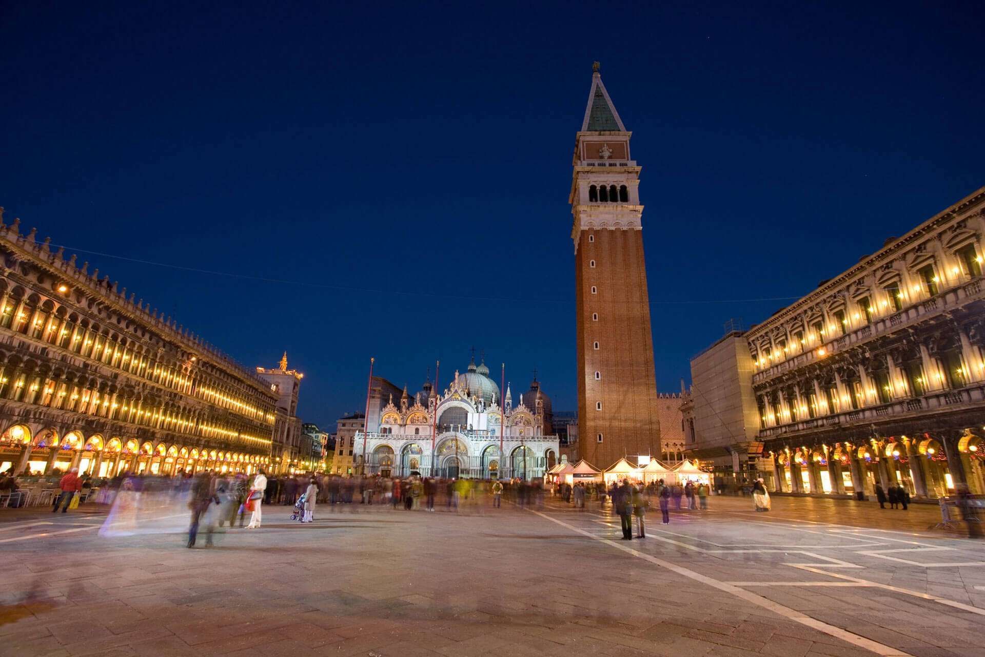 charming evening in st mark's Square with authorized tour guide Ale Fragalla