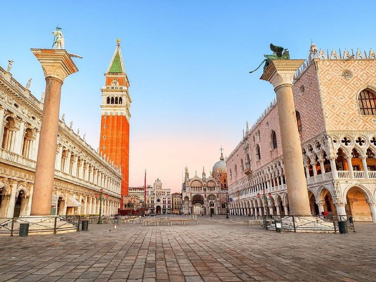 Ale Fragalla, an expert licensed guide leading the best Doge's Palace private tour in Venice.