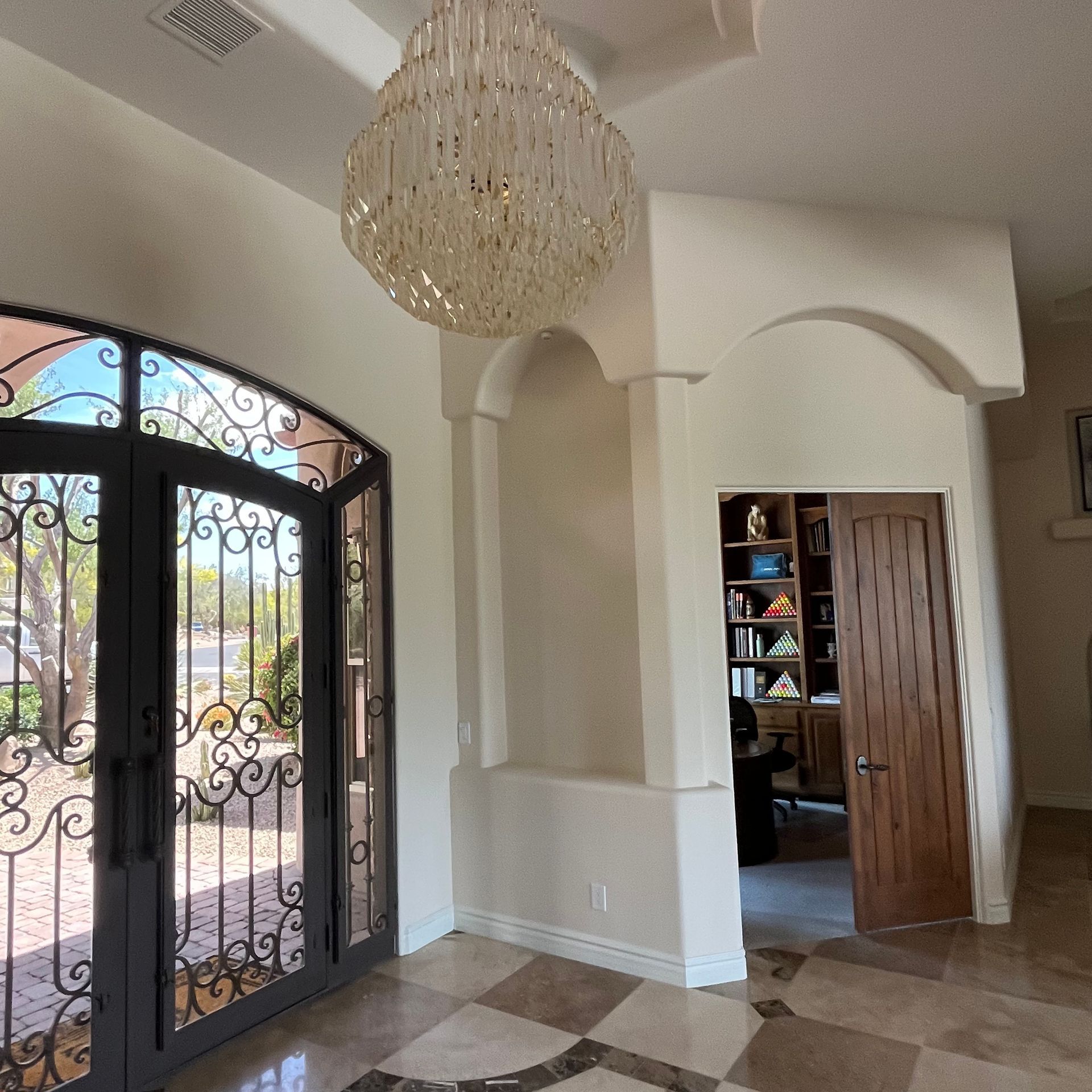 A room with a chandelier hanging from the ceiling
