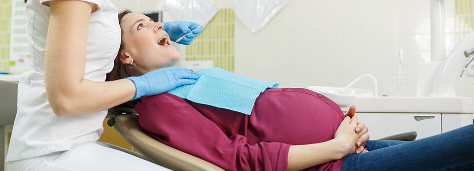 Donna incinta fa ceckup dentale