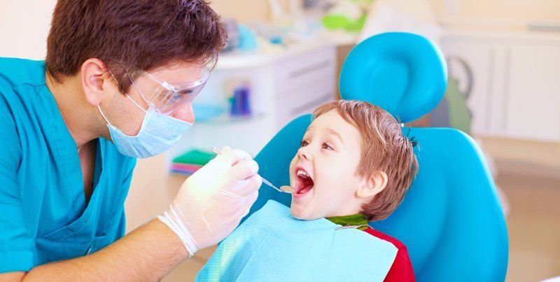 dentista visita un bambino