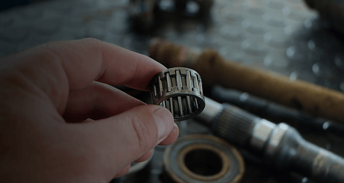 Una persona sostiene un rodamiento en su mano.