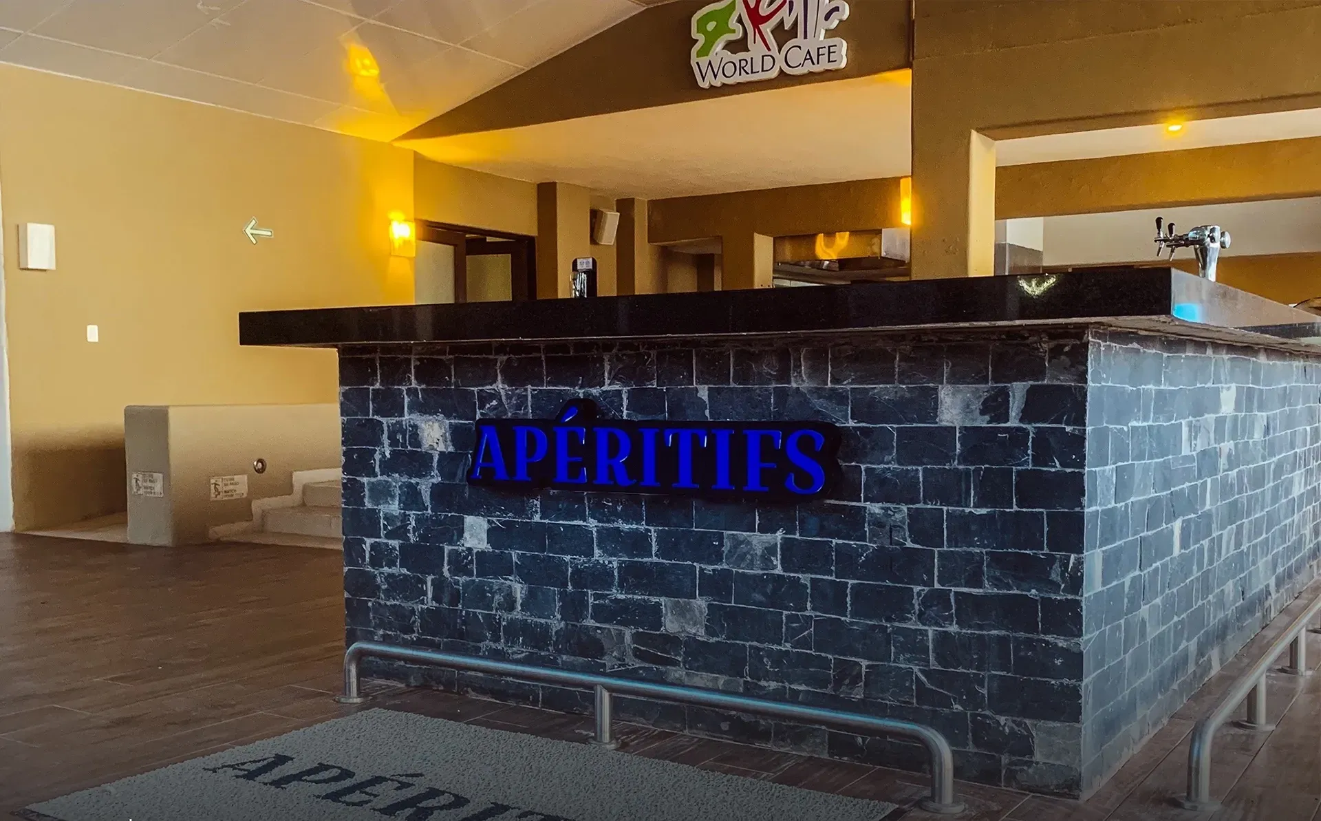 Una barra de ladrillo con la palabra aperitius escrita en ella