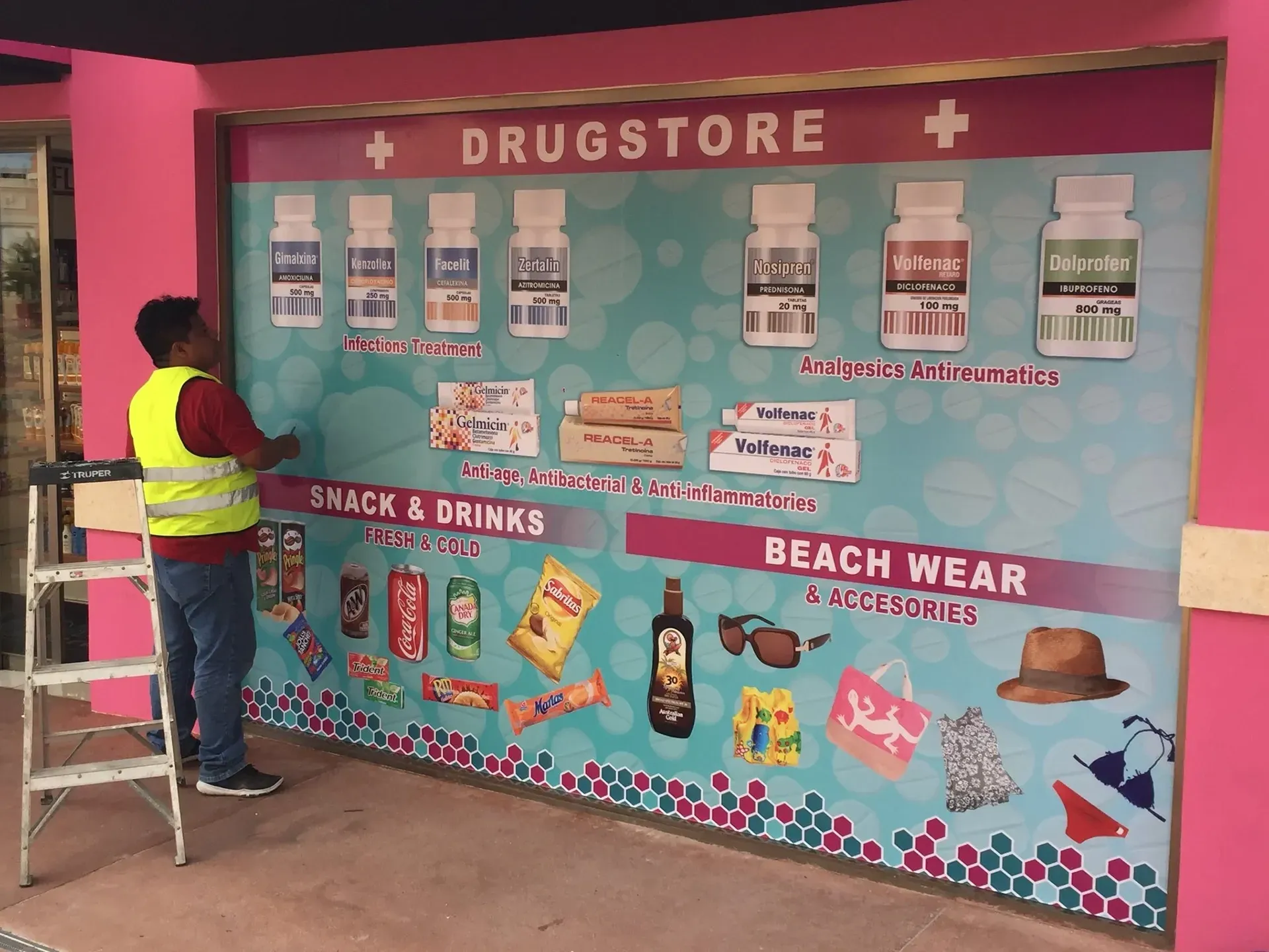 Un hombre está parado en una escalera frente a una farmacia.