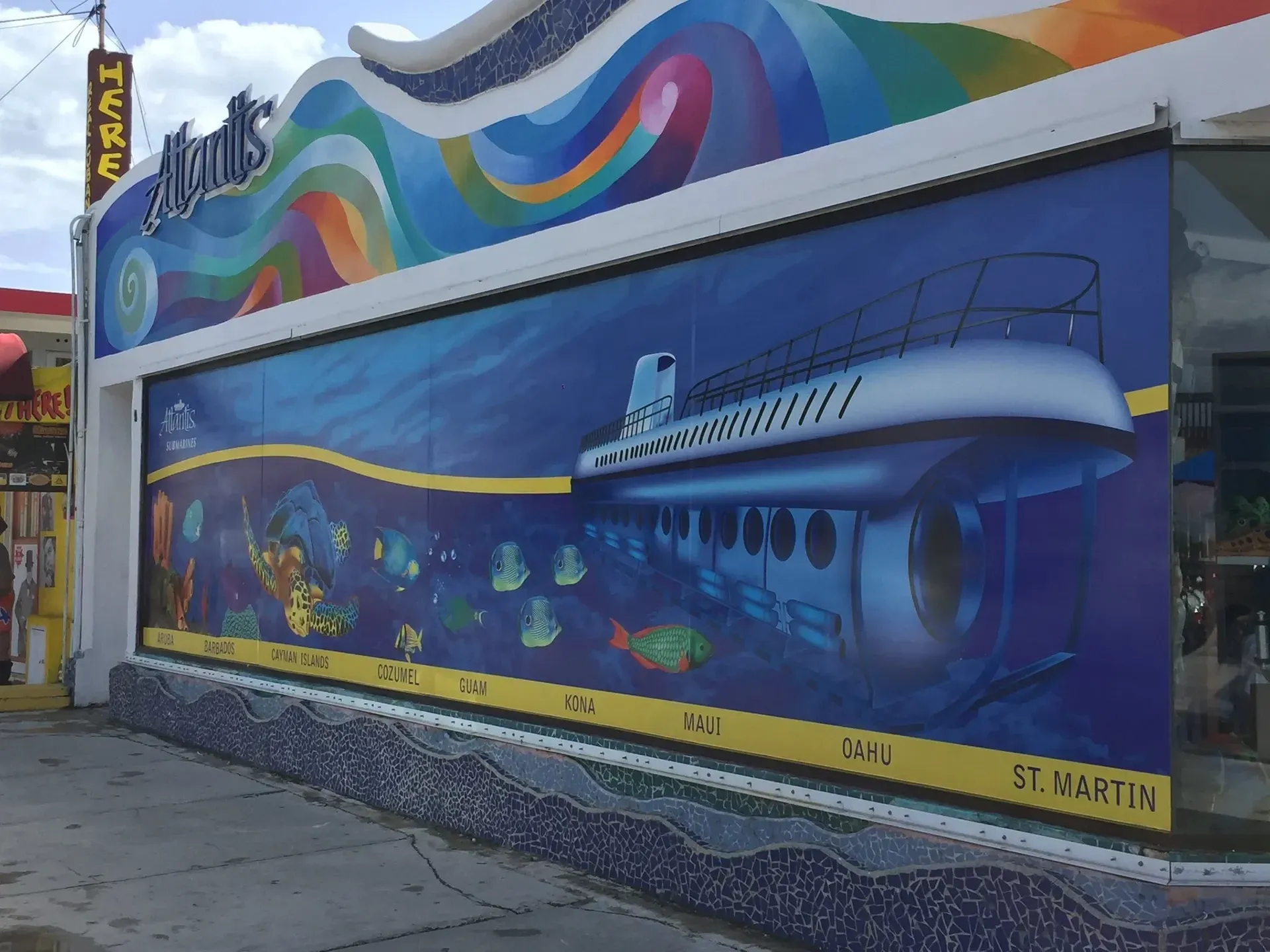 Un escaparate con una pintura de un submarino.