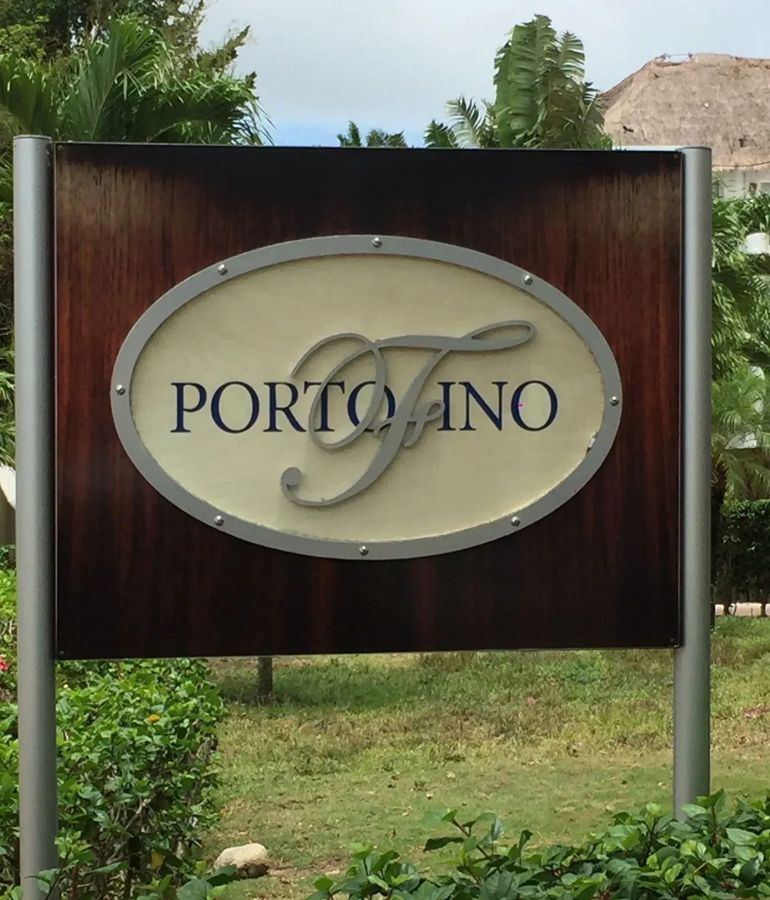 Un cartel de madera que dice Portofino.
