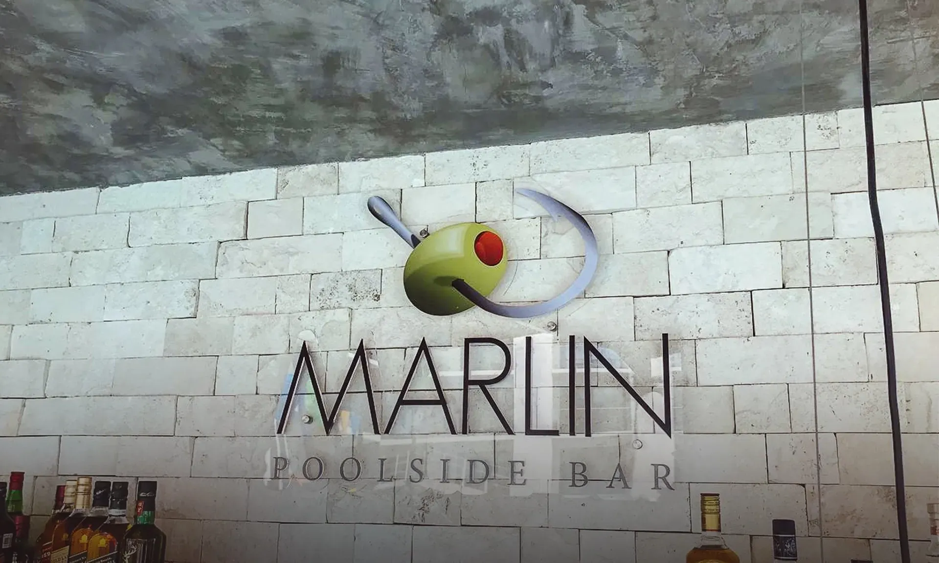 Un cartel en una pared de ladrillos dice 