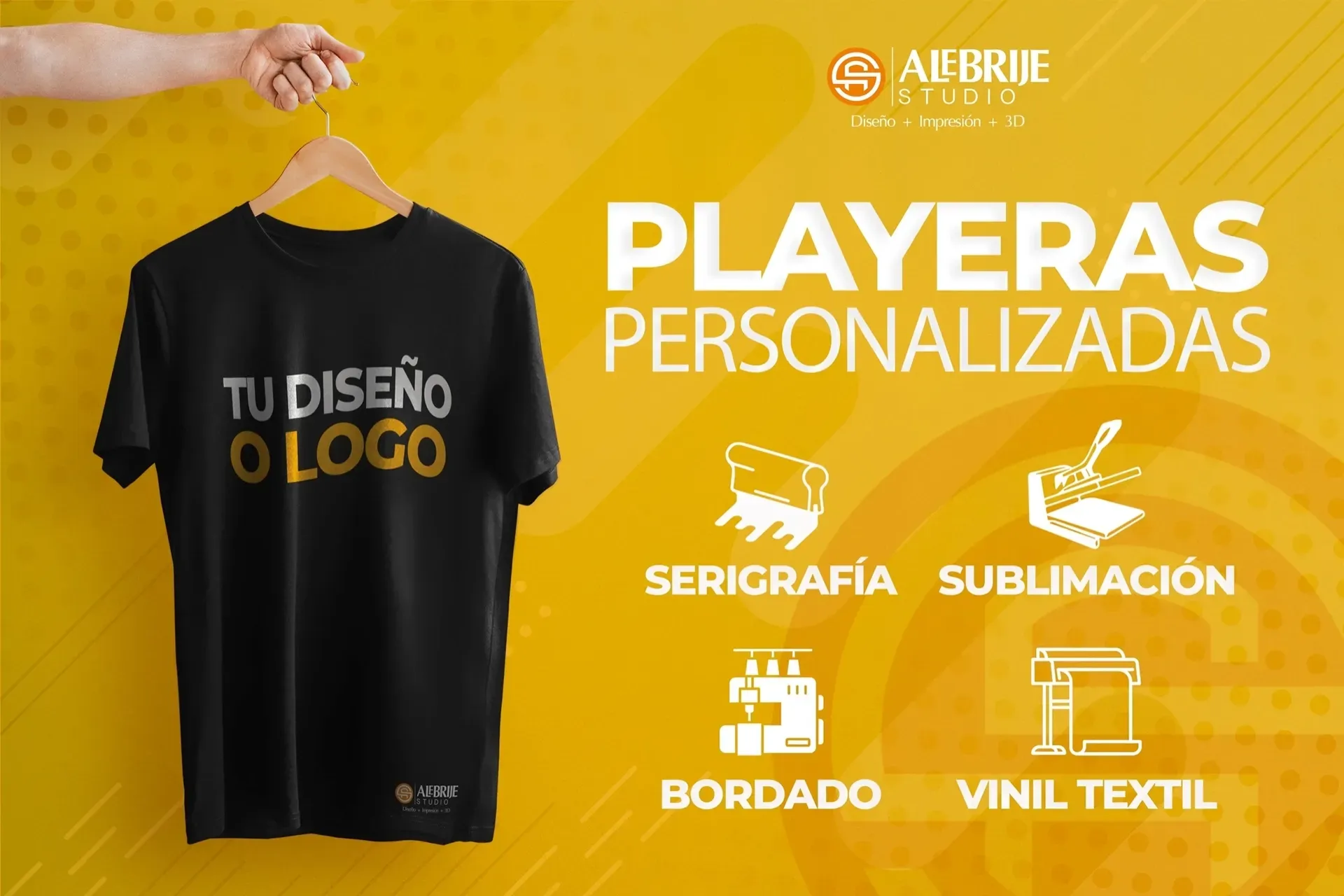 Una persona sostiene una camiseta negra en una percha.