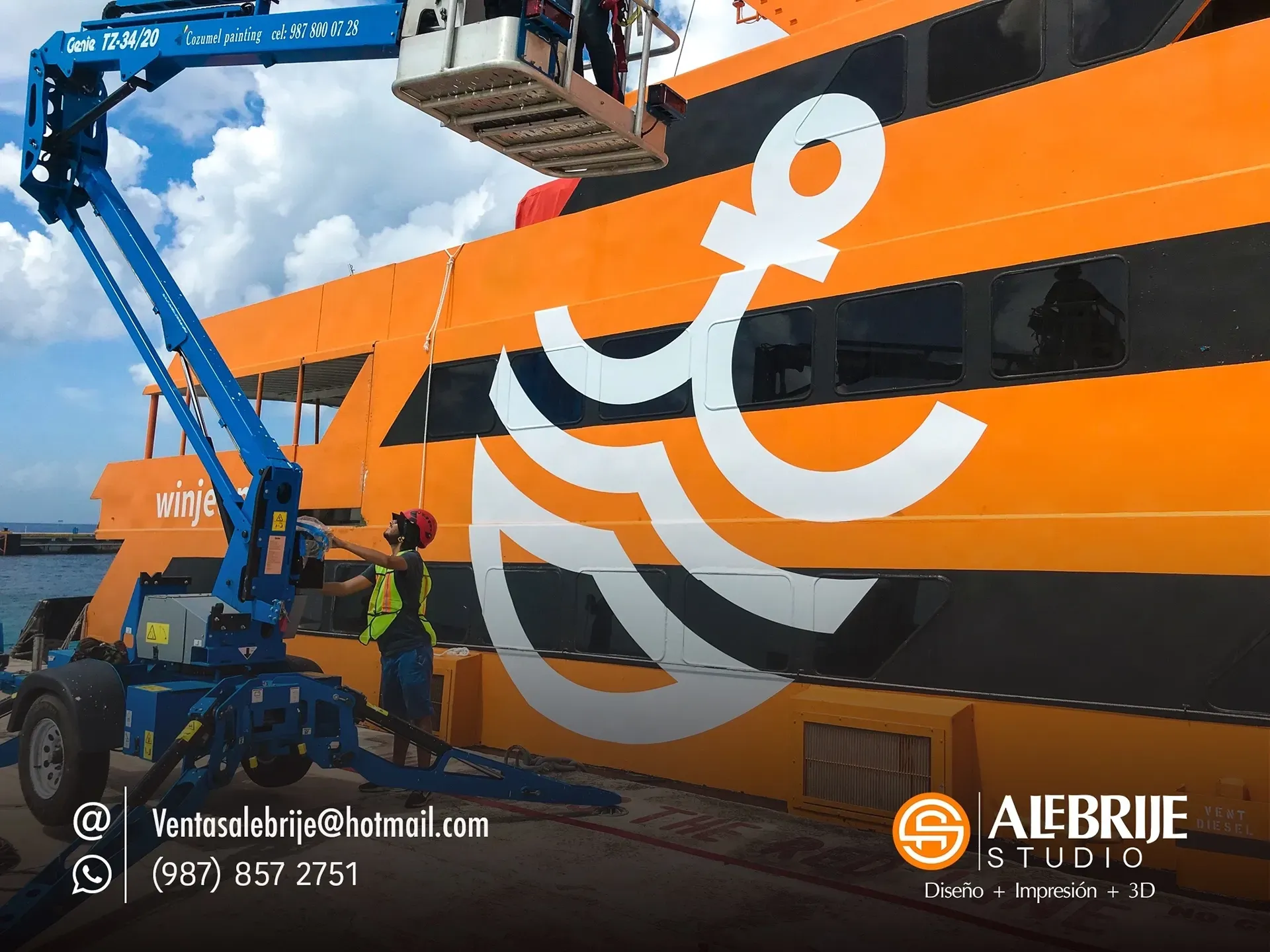Un hombre está trabajando en un barco con un ancla.