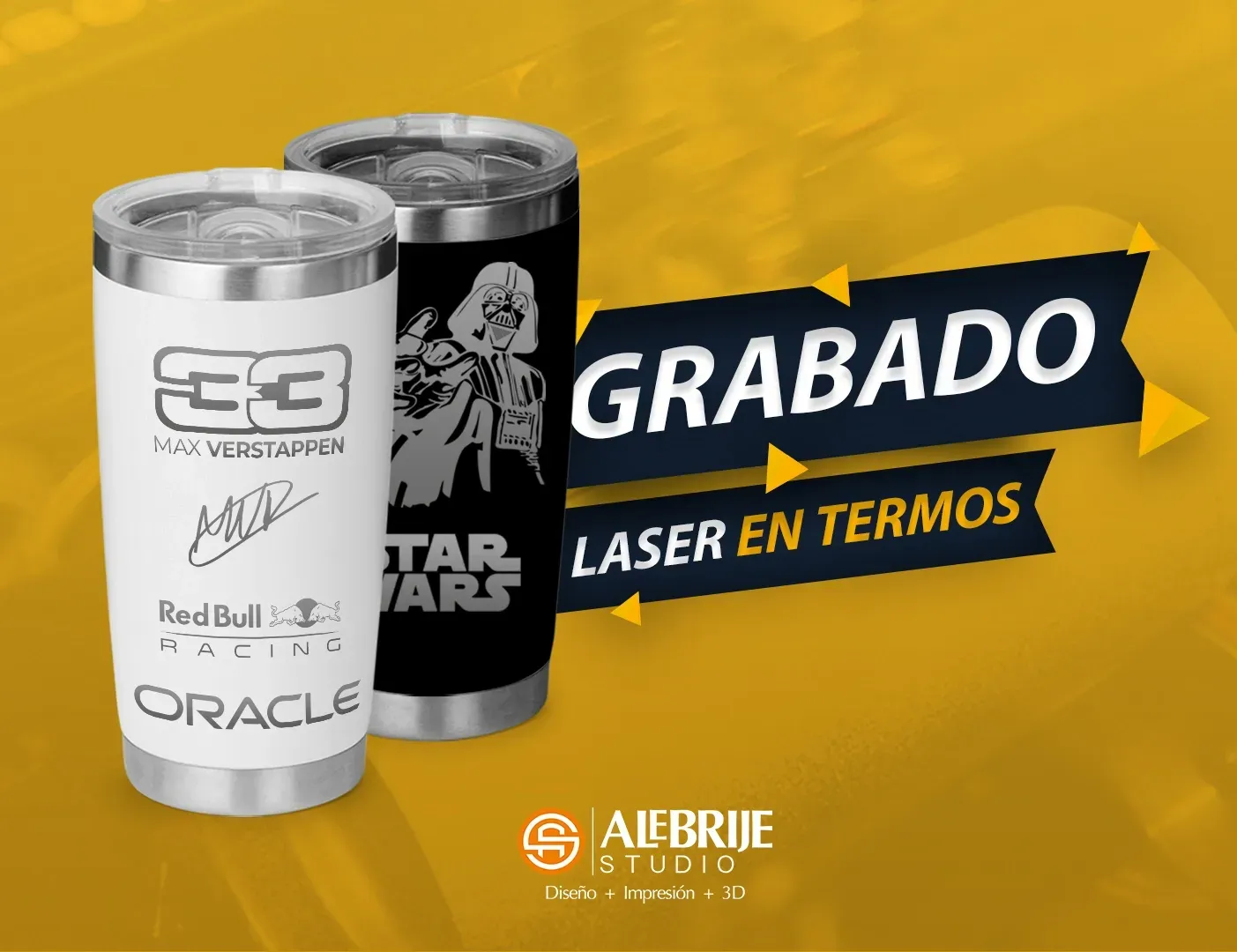Dos vasos están uno al lado del otro sobre un fondo amarillo.