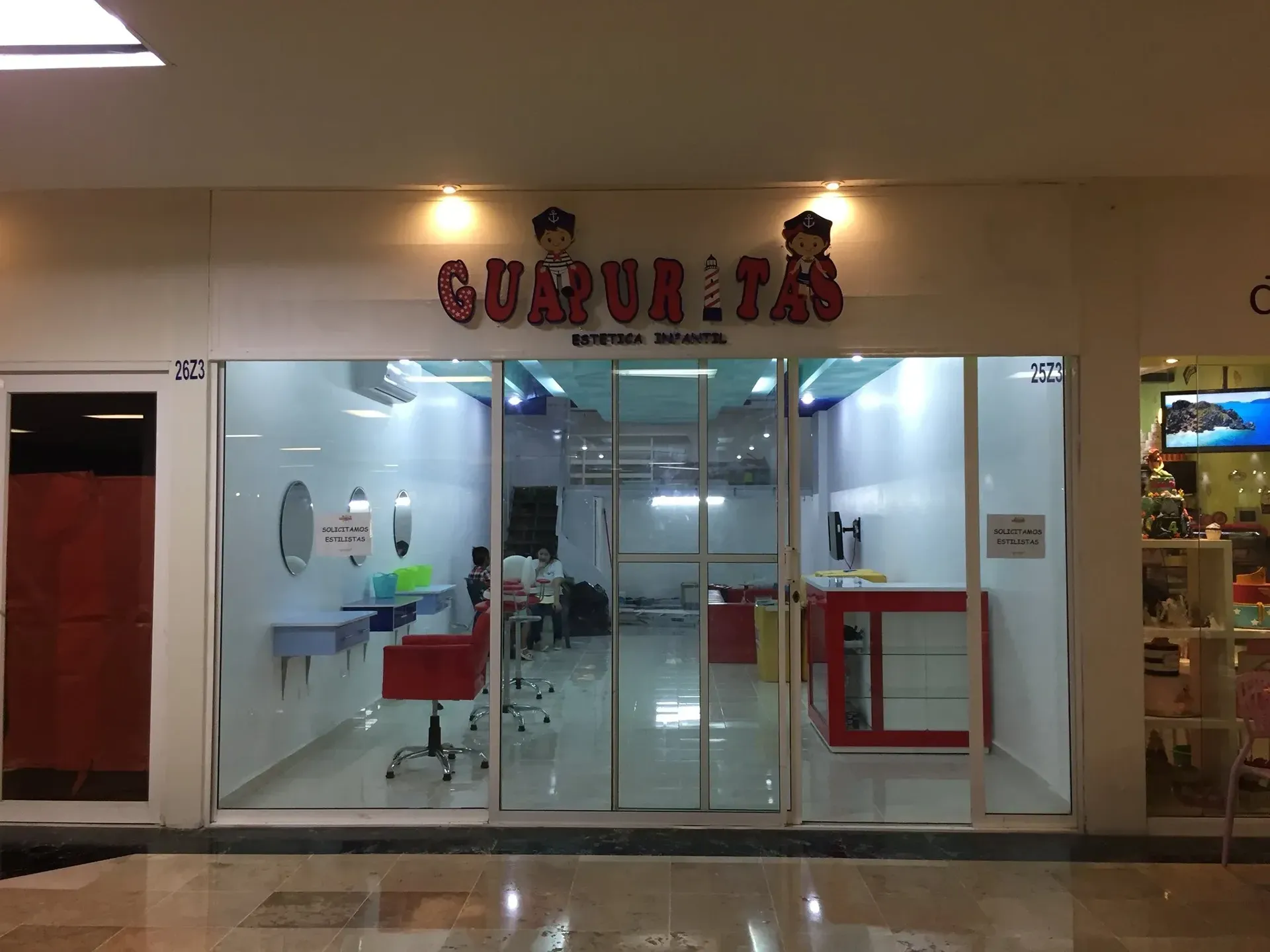 Un escaparate con un cartel que dice 'gururita'