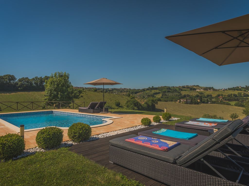 Stylish Marche villa and pool sleeps eight