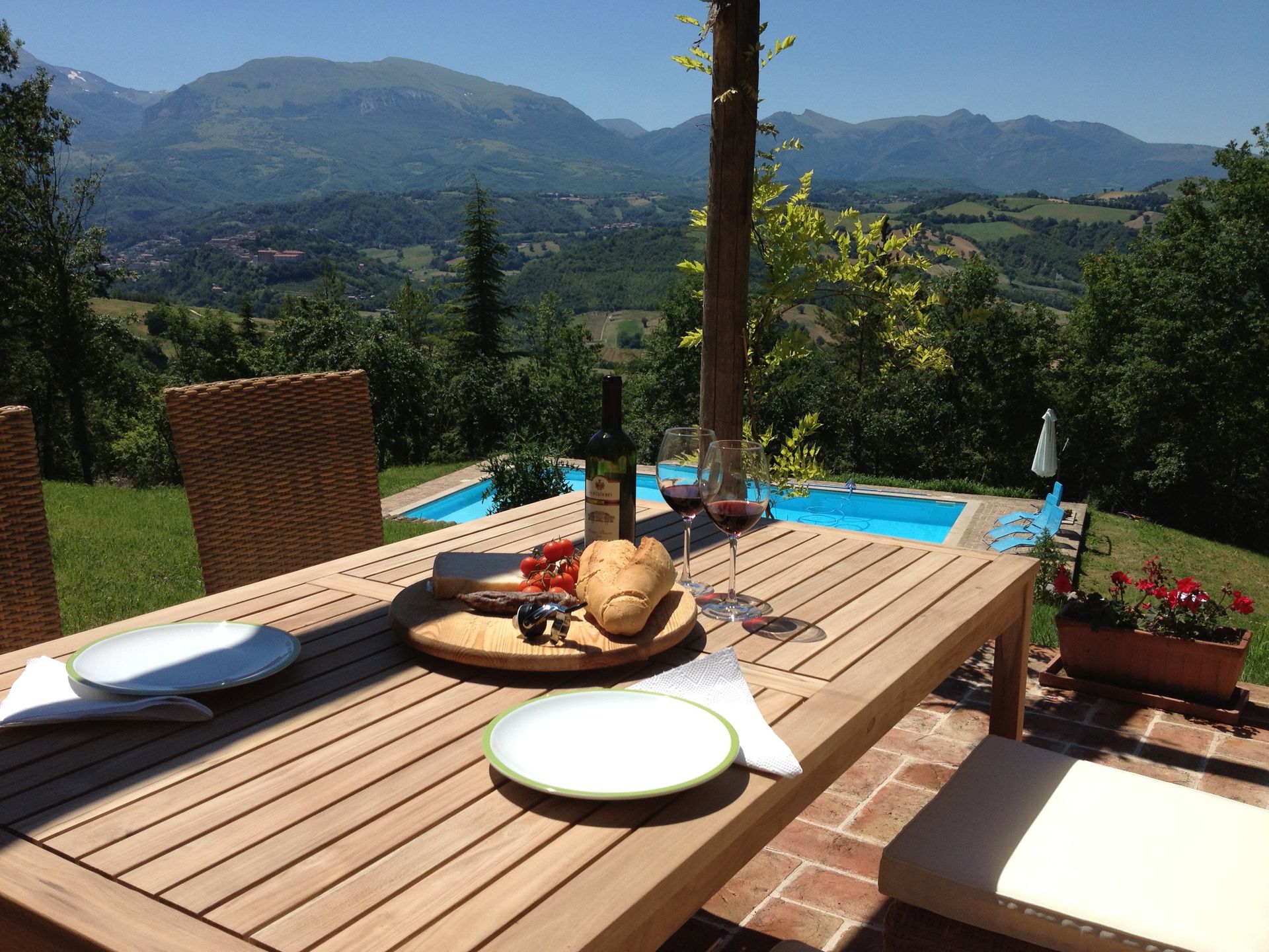 Le Marche farmhouse holiday rental with pool