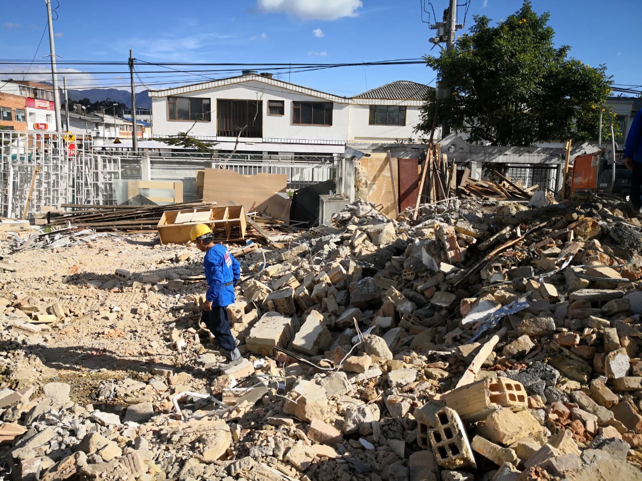 JH Company Services S.A.S. hombre en demolición