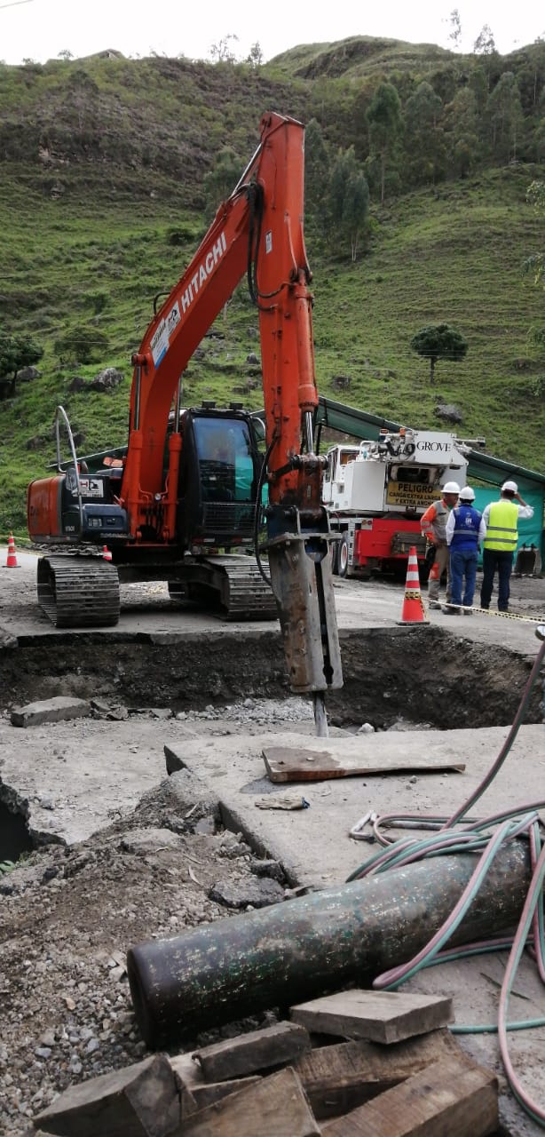 JH Company Services S.A.S. maquina perforando