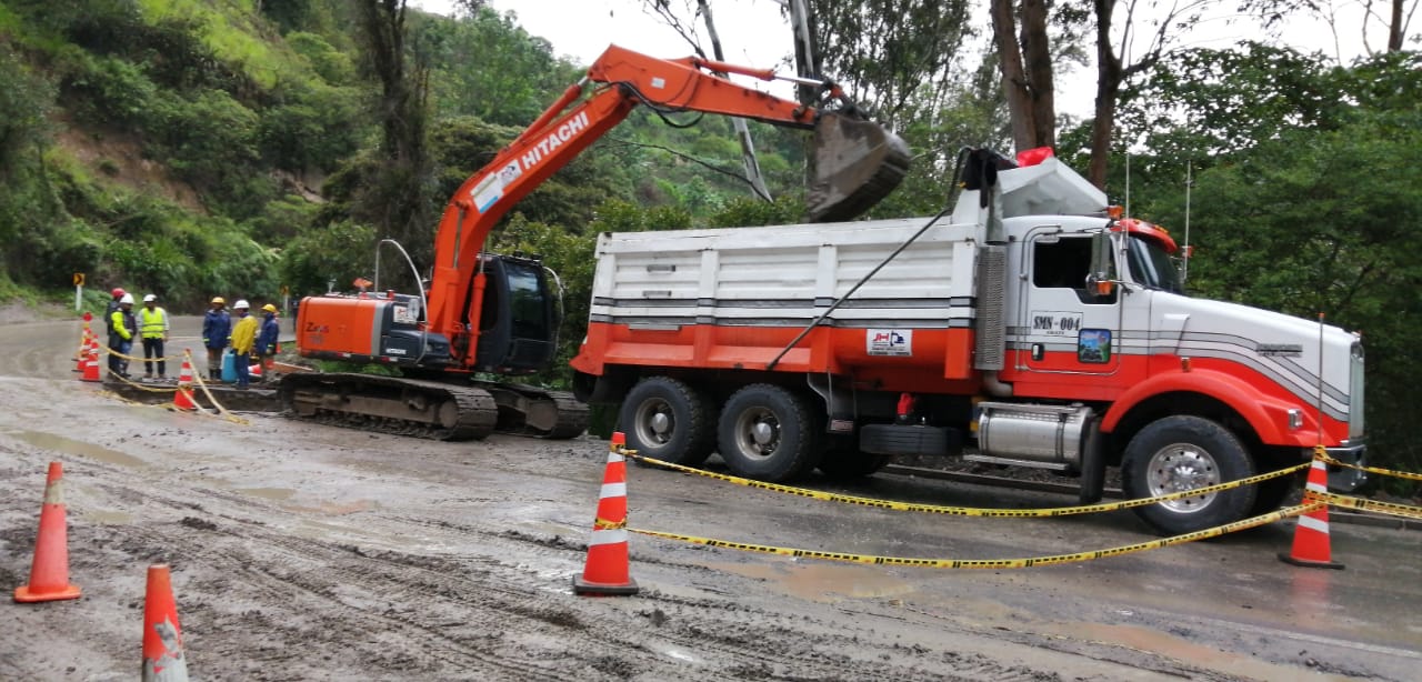 JH Company Services S.A.S. recolectando material en volqueta