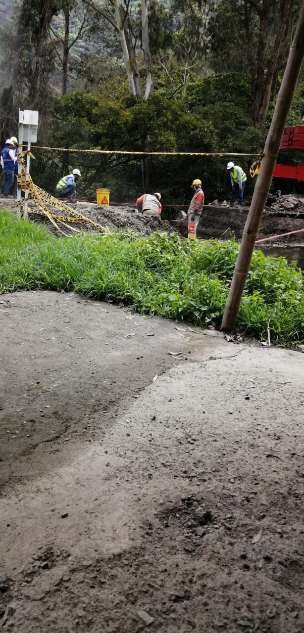 JH Company Services S.A.S. hombres trabajando en excavación