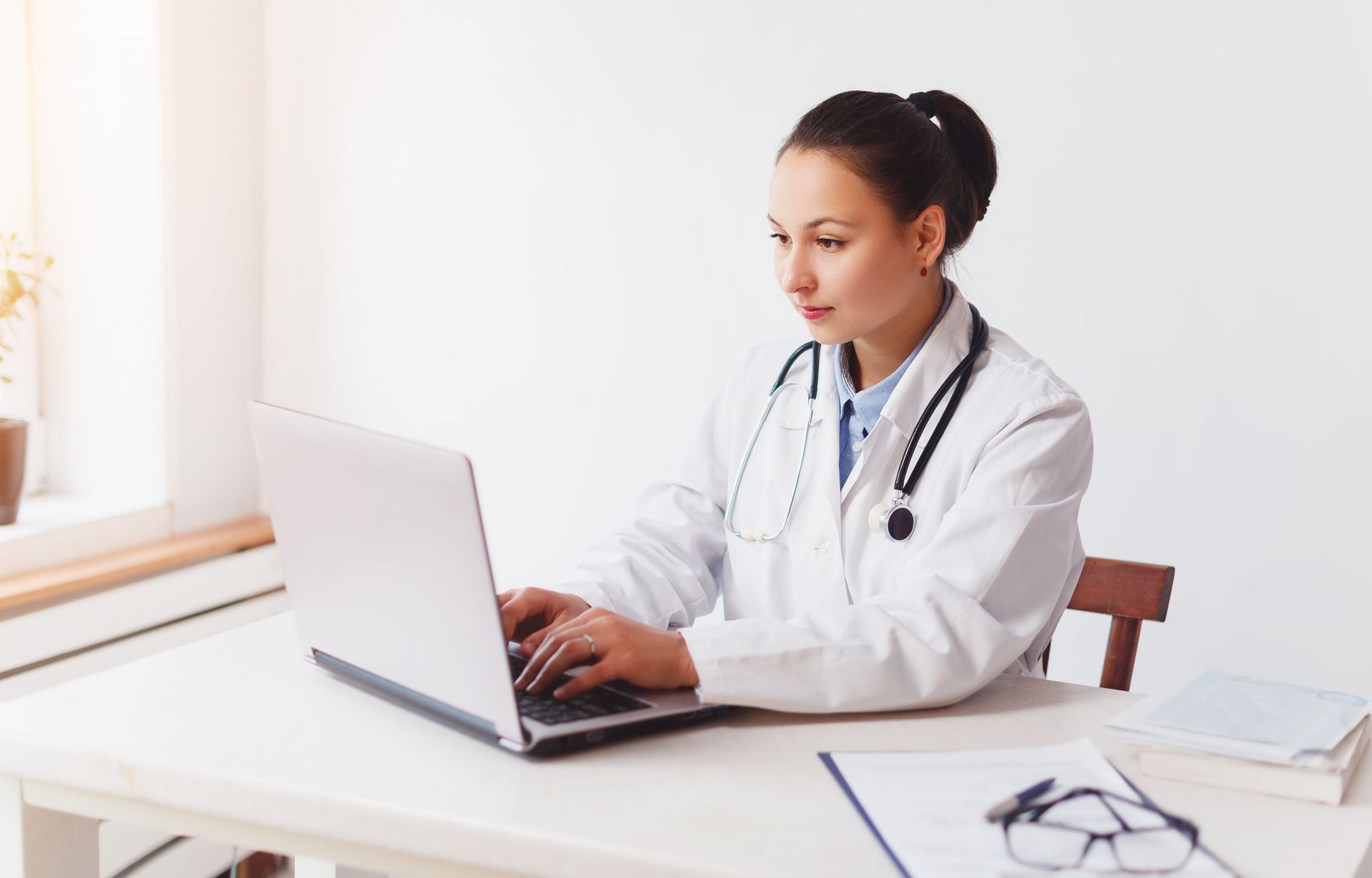  A doctor uses ACO management software to improve workflows and achieve value-based care. 