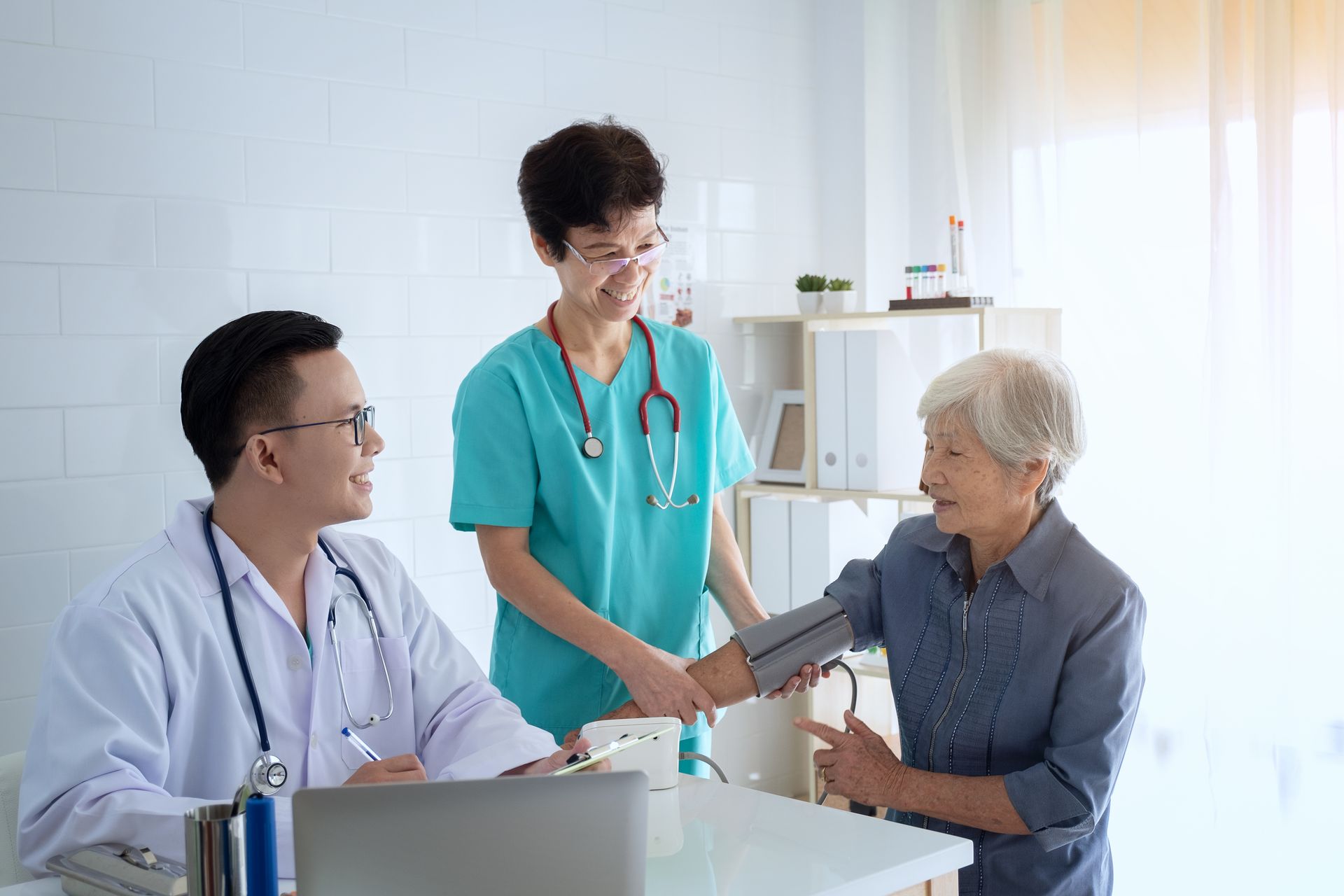 Doctors examining a patient, showcasing the convenience and quality of healthcare of ACO REACH