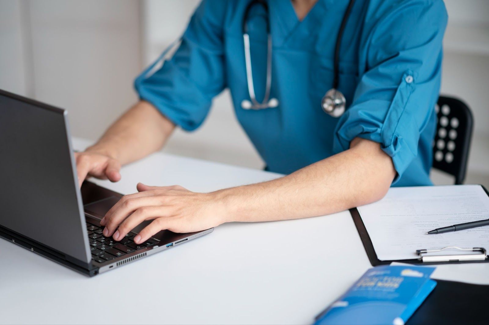 A healthcare provider uses ACO management software to swiftly collaborate patient care. 