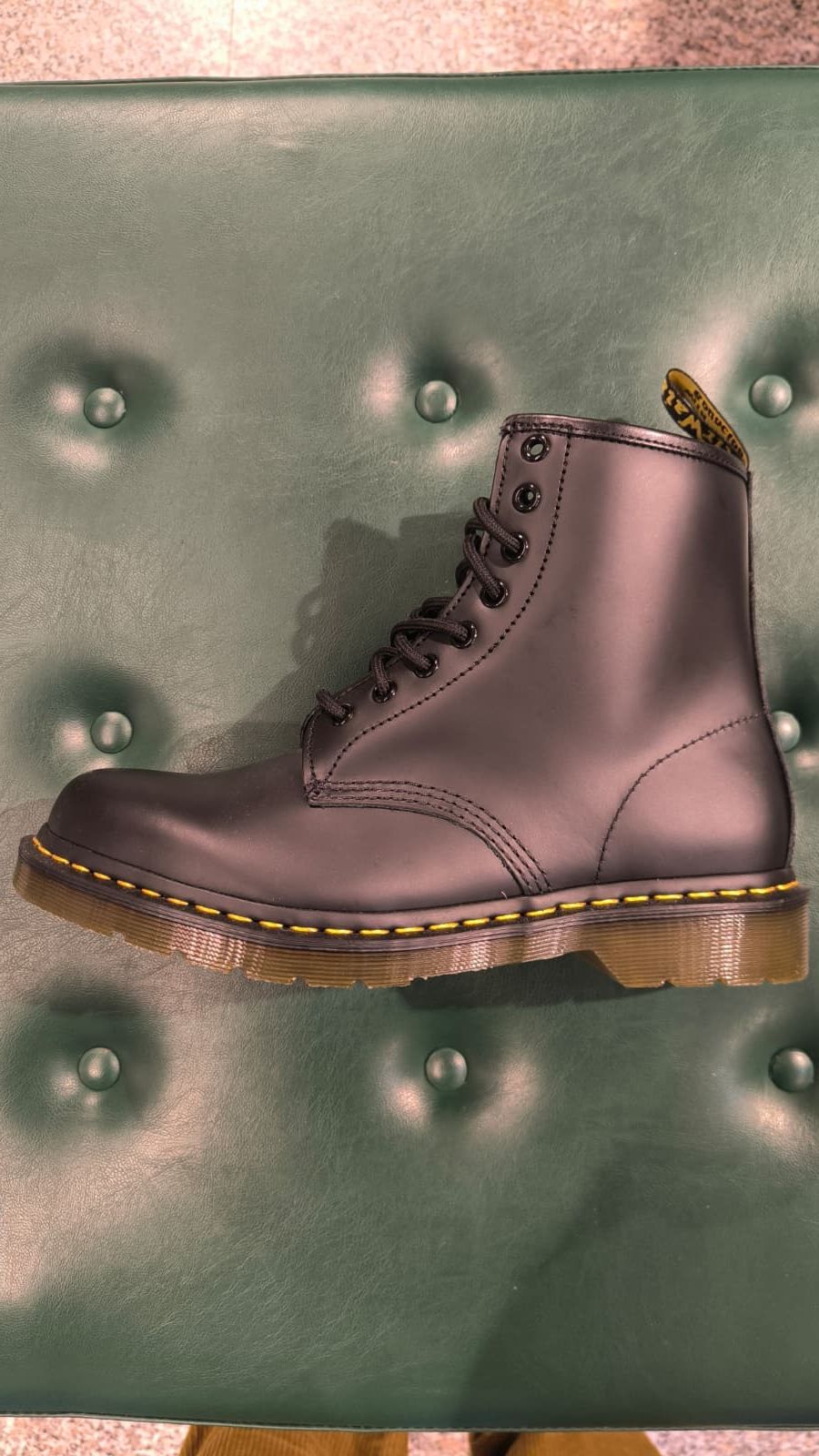 Persona che indossa pantaloni color cuoio e stivali Chelsea scamosciati marrone chiaro