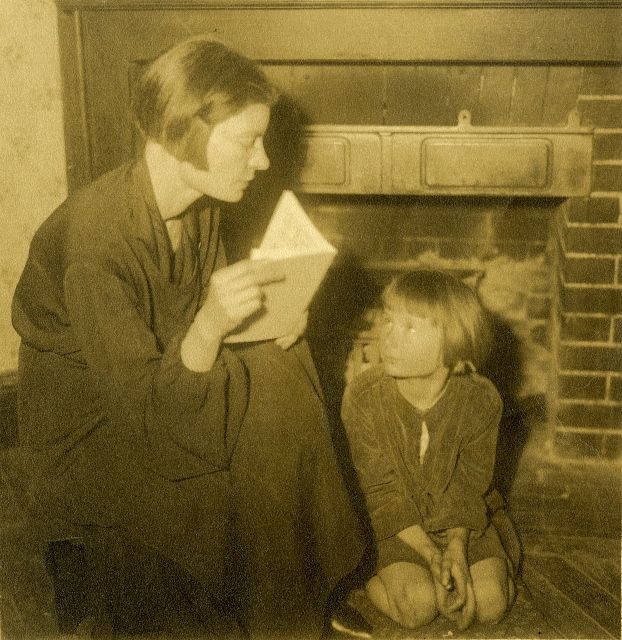 DD-CW_00011 (622x640) Day reading to Tamar, around 1932.