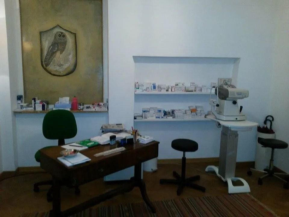 Studio oculistico con scrivania, attrezzatura medica