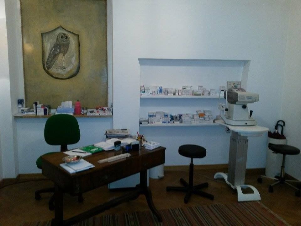 Interno di uno studio medico con scrivania, attrezzature mediche