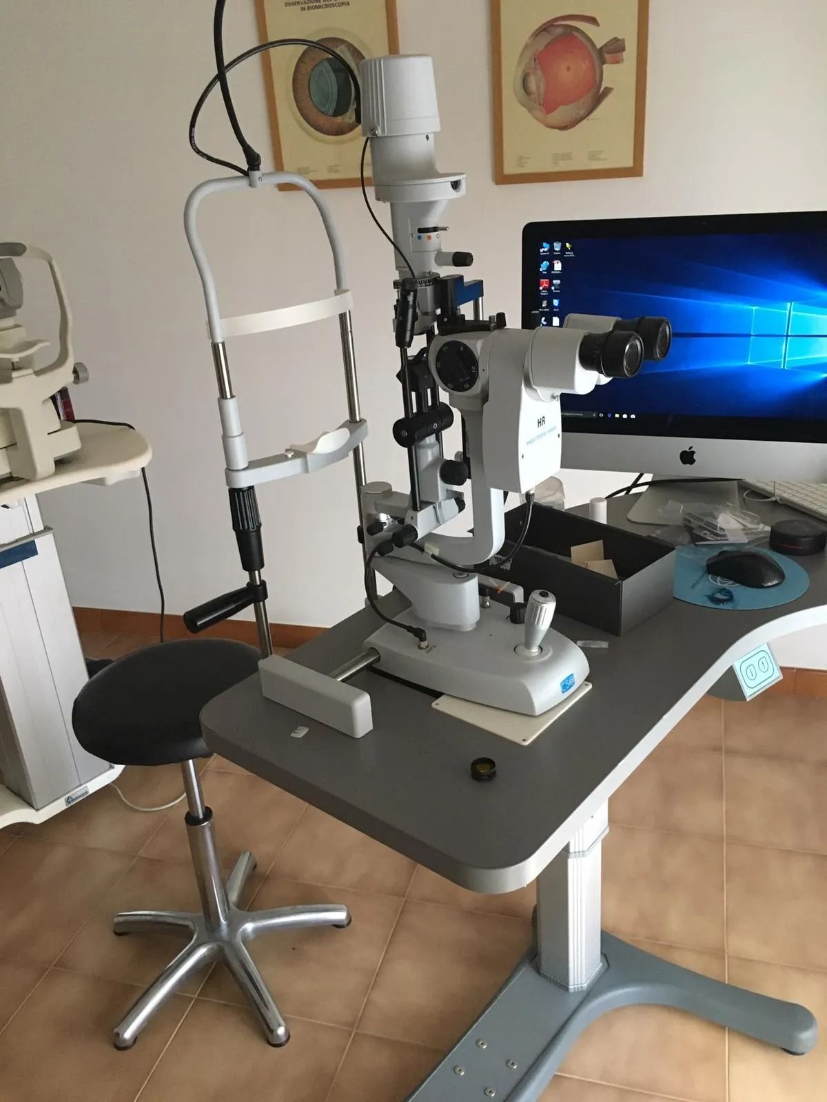 Apparecchiatura per esame della vista con lampada a fessura in uno studio di optometria. 