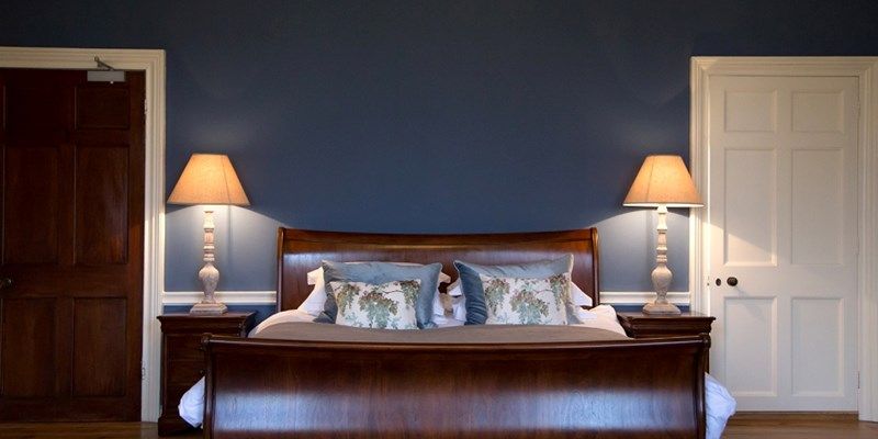 a bedroom with a king size bed and two lamps .