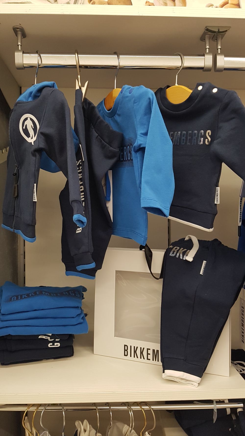 esposizione di vestiti per bambini