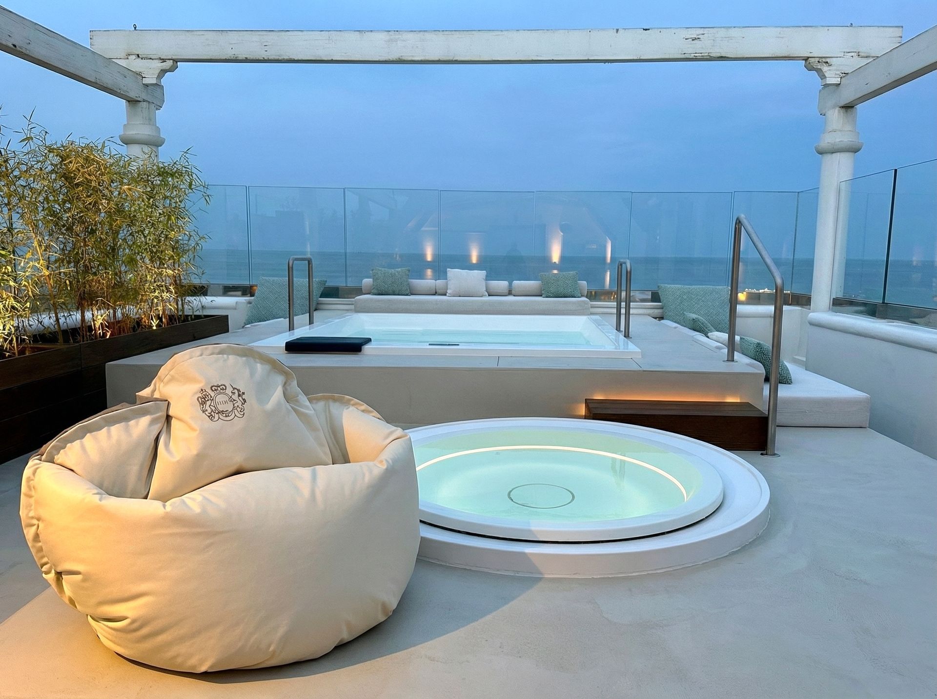 Poltrona sacco Nuvola hotel De Londres personalizzata