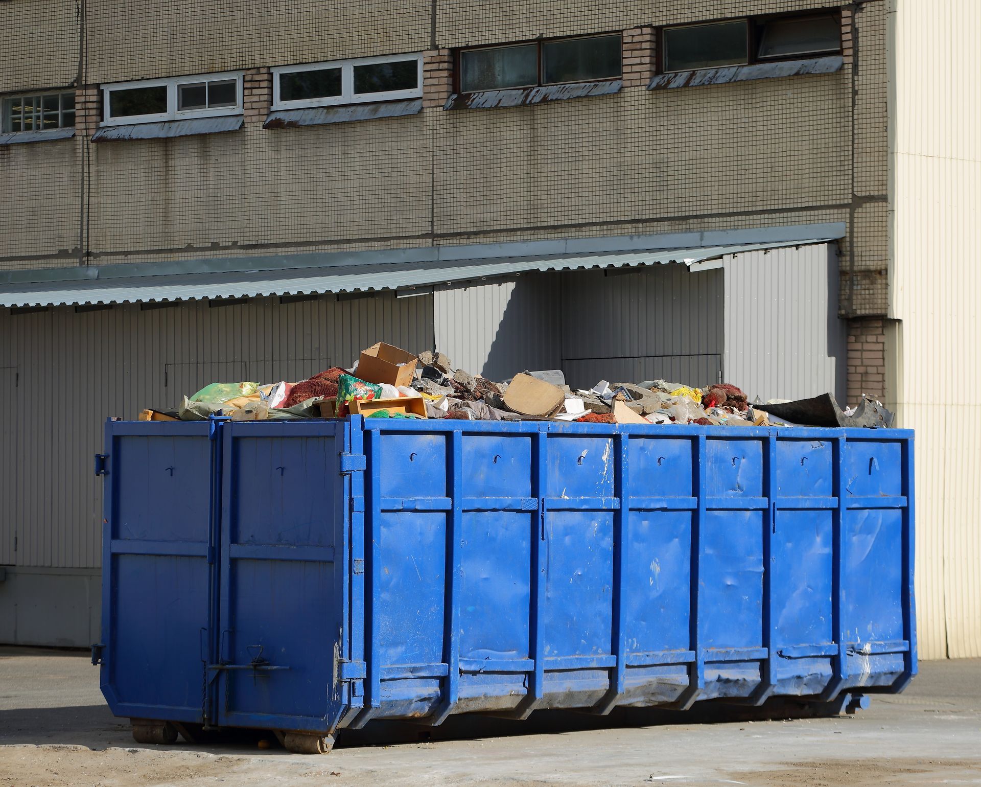 Large open-top dumpster rental container for heavy-duty waste management and disposal.