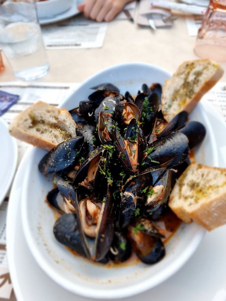 Mussel dish with bread