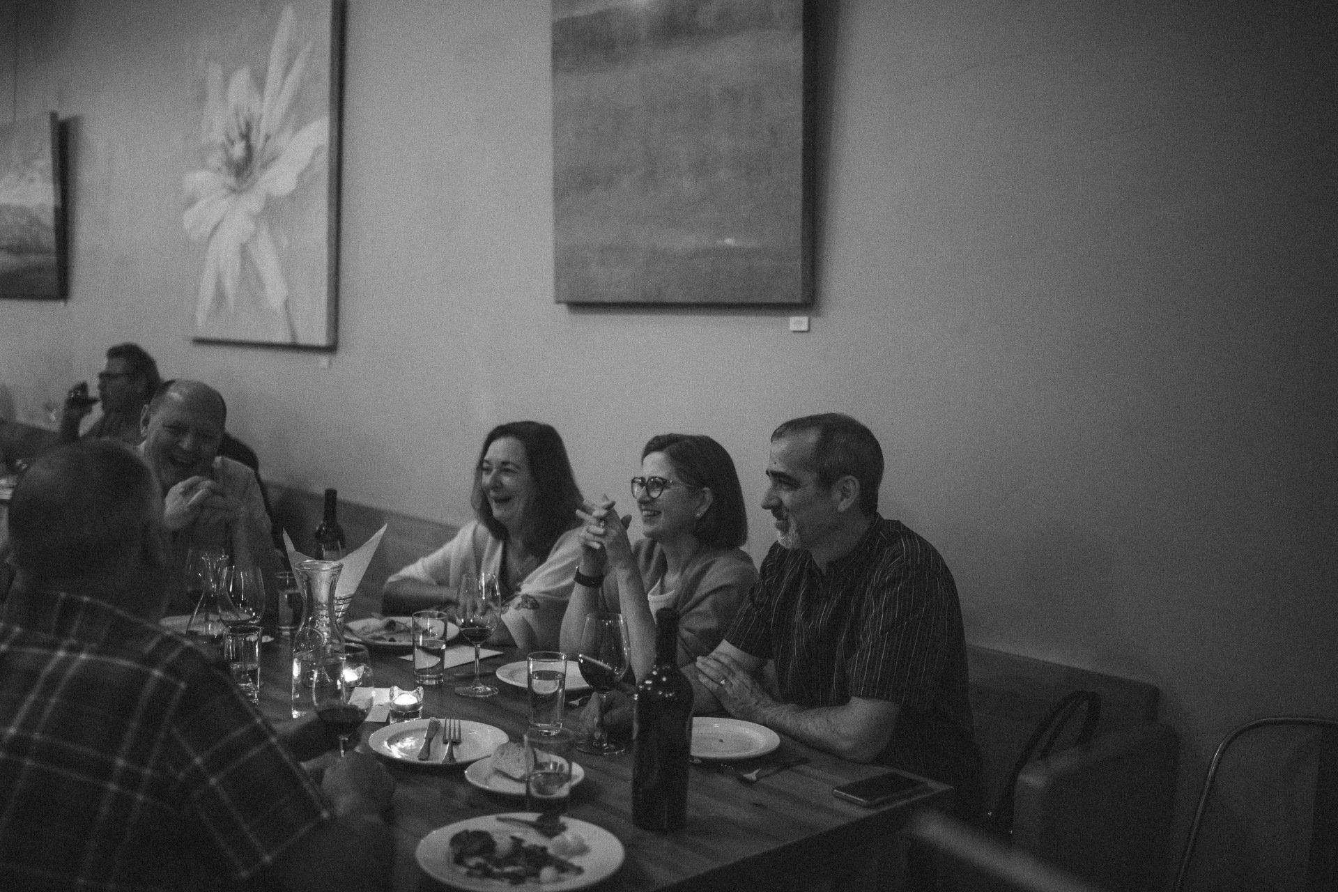 A group of people are sitting at a table in a restaurant.