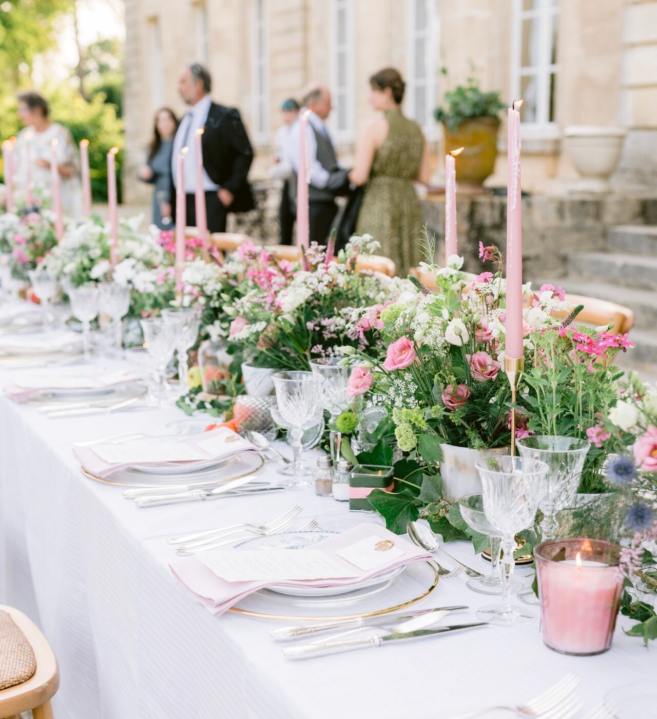 Al fresco dining with flowers