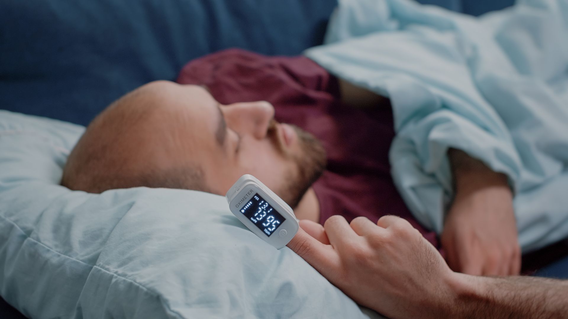 Patient using an oximeter while sleeping