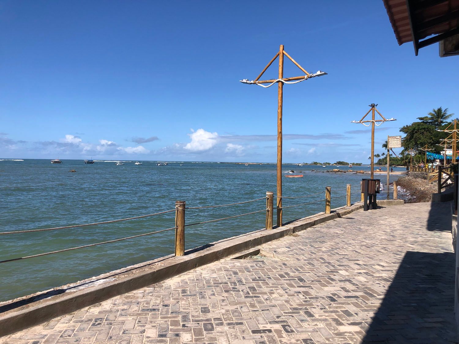 Uma passarela de tijolos que leva ao oceano em um dia ensolarado