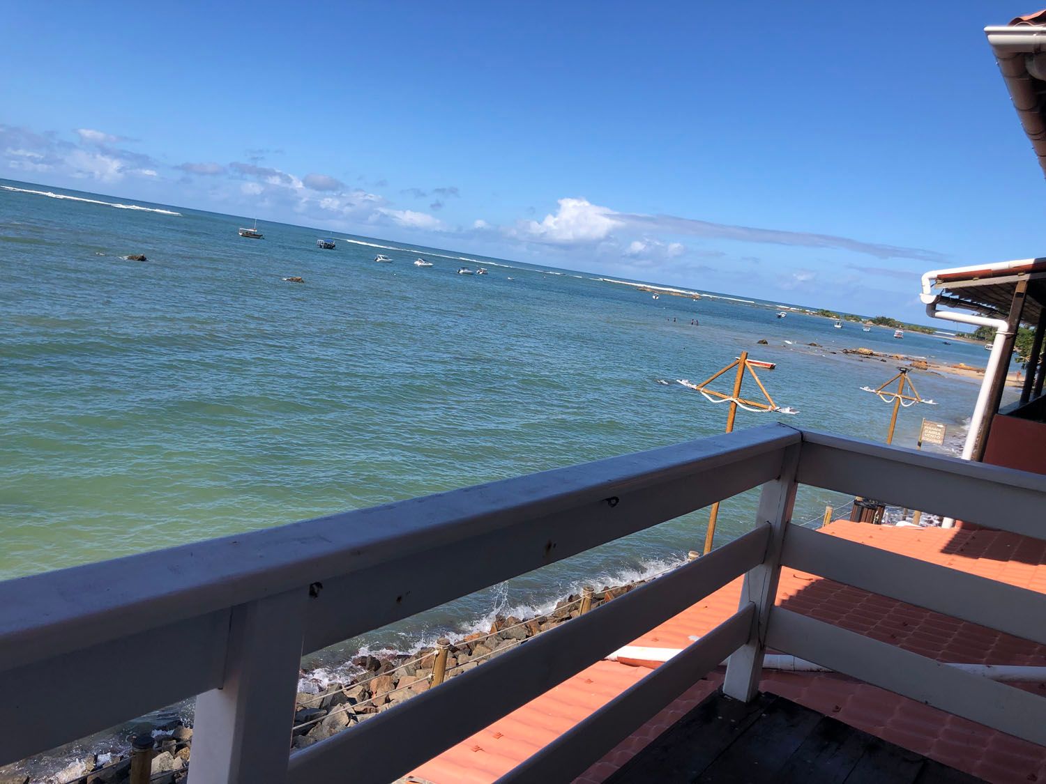 Uma varanda com vista para o oceano em um dia ensolarado