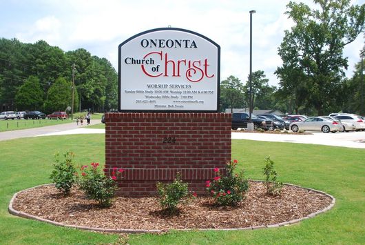 A sign that says oneonta church of christ on it