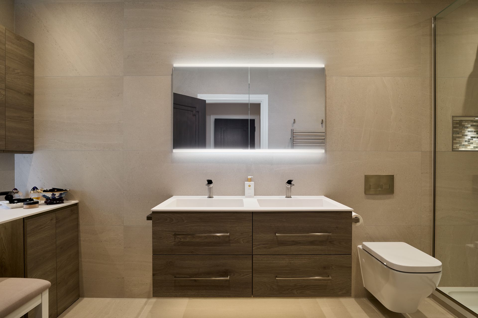 A bathroom with two sinks and a toilet