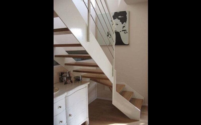 Particolare scala in metallo verniciato e legno