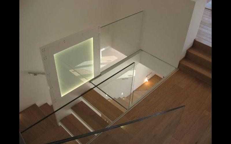 Particolari vano scala con elementi di protezioni e finitura in acciaio verniciato bianco - vista dall